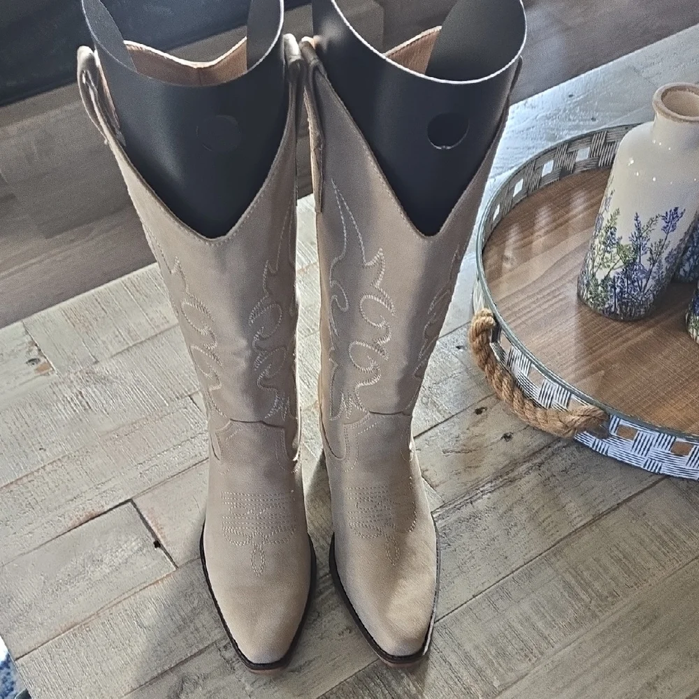 Bone Color Light Cream Colored Western Women's Boots NWT - Picture 1 of 17